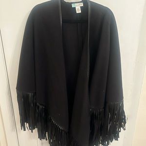 Fringe cape with leather detail, OS.